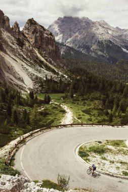 Profesyonel yol bisikletçisi Alpler 'de eğitim gezisinde.