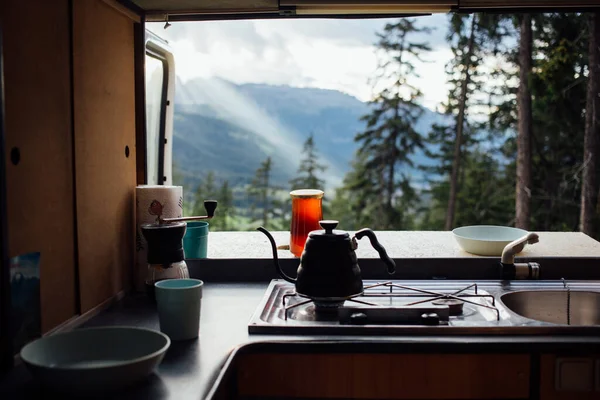 Caldeira a ferver para fazer café dentro van campista — Fotografia de Stock