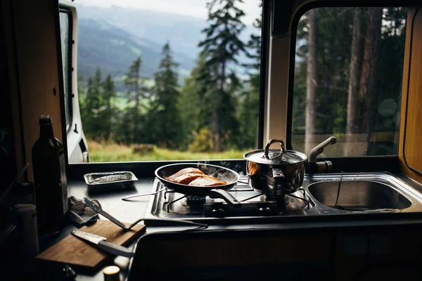 Preparar comida en autocaravana van cocina en el camino —  Fotos de Stock
