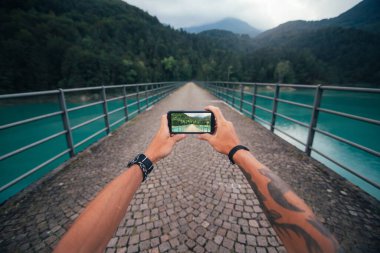 Seyahat blogcusu akıllı telefondan fotoğraf çekiyor