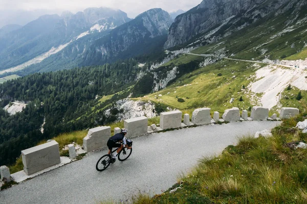 Ammatillinen maantiepyöräilijä harjoitusmatkalla Alpeilla — kuvapankkivalokuva