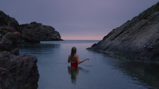 ผู้หญิงในชุดบิกินี่สีแดงบนชายหาดสวรรค์ที่ว่างเปล่า — วีดีโอสต็อก