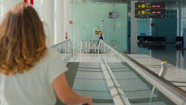 Jovem mulher viajante milenar no aeroporto vazio — Vídeo de Stock