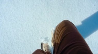 Yürüyüş ayakkabısı POV kış yürüyüşünde karda yürür