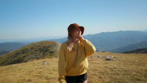 Giovane donna in escursione soleggiata godere della natura in montagna — Video Stock