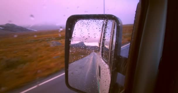 Reflexão no camping van espelho na viagem de carro — Vídeo de Stock