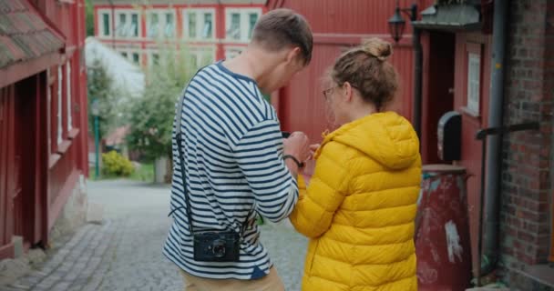 Feliz pareja de turistas disfrutar de viaje de vacaciones europeas — Vídeos de Stock