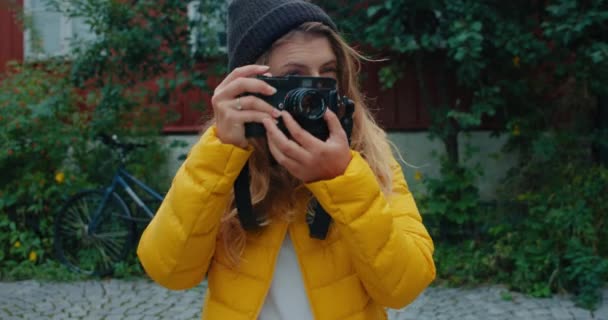 Portret van mooie millennial met analoge camera — Stockvideo