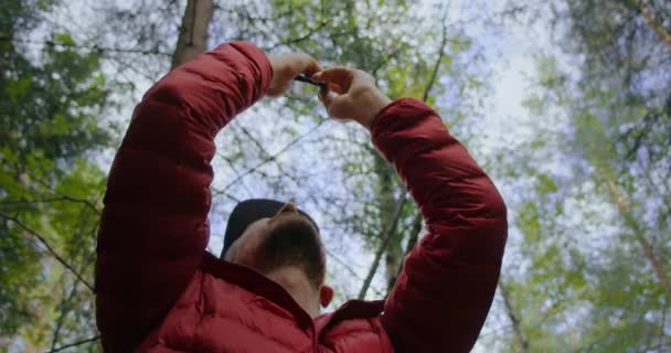 Városi nomád hipszter férfi film telefonon az erdőben — Stock videók
