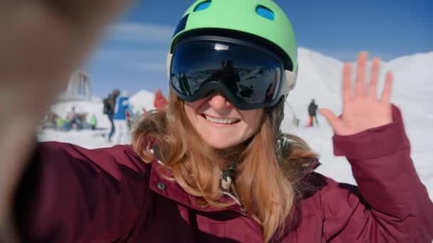 Jovem mulher de snowboard de esqui faz selfie — Vídeo de Stock