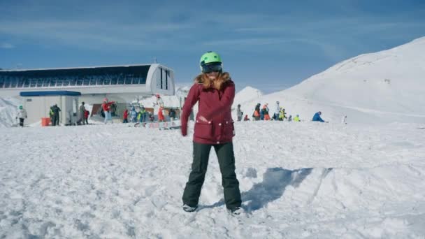 Jonge leuke vrouw doet grappige grap flossen dans — Stockvideo