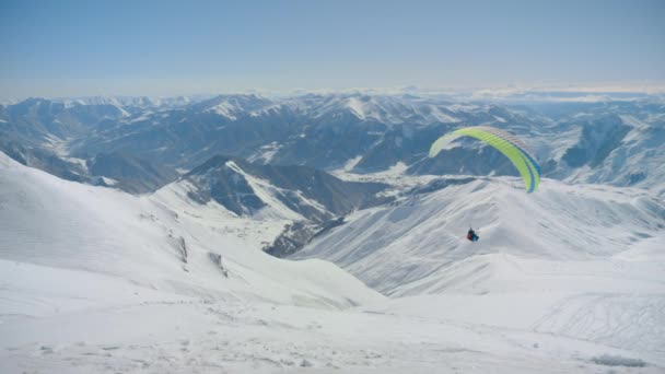 Parapendio sulle cime innevate delle Alpi — Video Stock