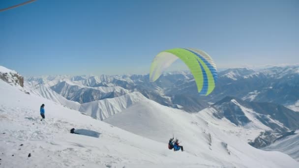 Spuštění paraglidingu tandemového padáku ve vzduchu — Stock video