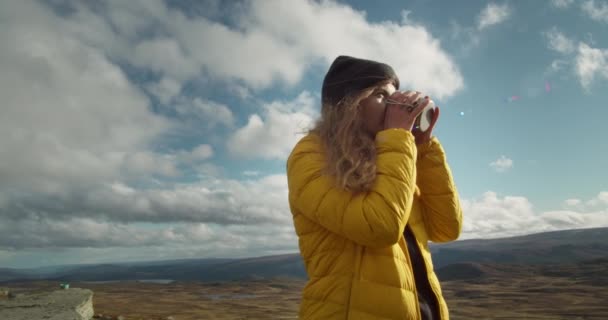 Jeune voyageur boire du thé café de tasse de voyage — Video