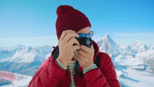 Retrato del blogger de viajes milenario en invierno — Vídeos de Stock