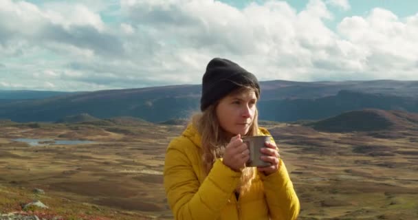 Jeune voyageur boire du thé café de tasse de voyage — Video