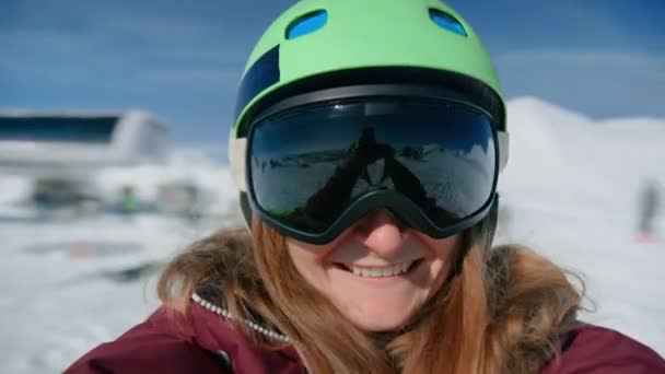 Jonge vrouw snowboarder draait in skilift — Stockvideo