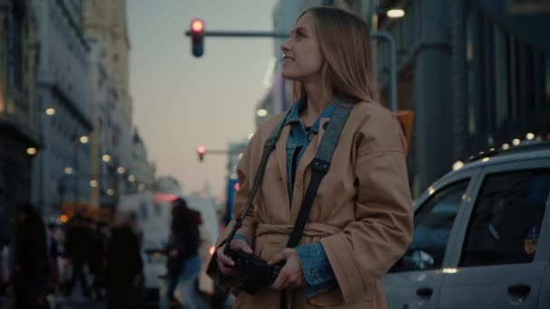 Jovem blogueira de viagens mulher na movimentada rua da cidade — Vídeo de Stock