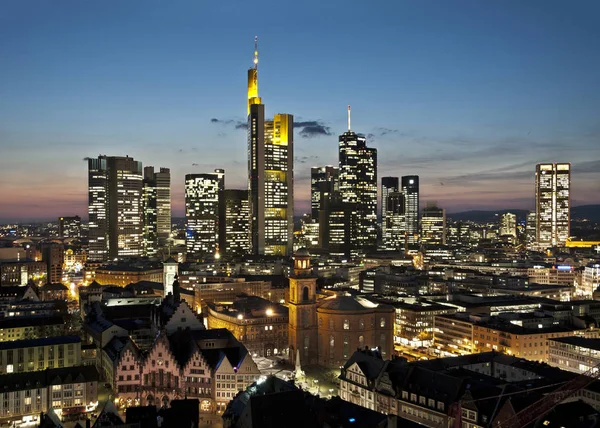 Skyline von Frankfurt bei Nacht — Stockfoto