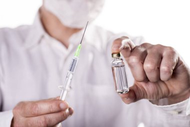 Şırınga ve aşı ile doktor