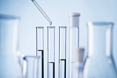 Test tüpleri ile laboratuar sahnesi