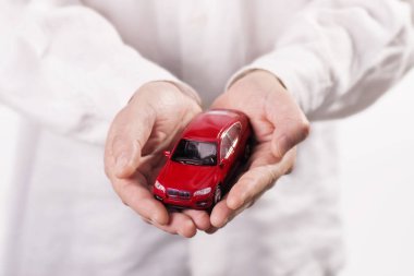 bir araba holding eller