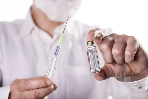 Врач со шприцем и вакциной — стоковое фото