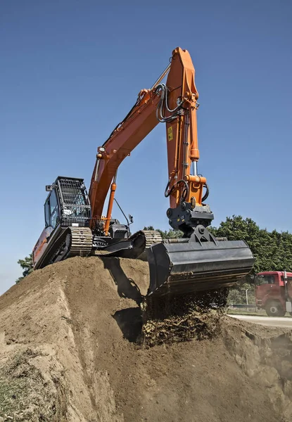 Escavatore cingolato in un cantiere — Foto Stock