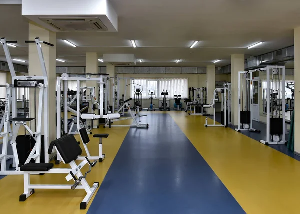 健身房健身运动器材训练哑铃在健身房室内的健身房 — 图库照片
