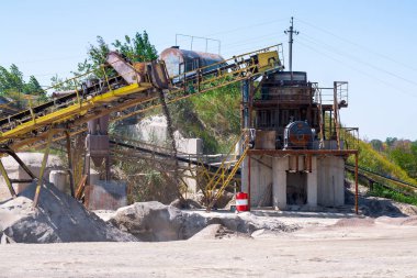 Ezici makineler, koni tipi kaya öğütücü, taş ocağında ezilmiş granit çakıl taşlarını taşıma. Ezilmiş taş ve çakıl işleme tesisi. Madencilik ve Madencilik ekipmanları.