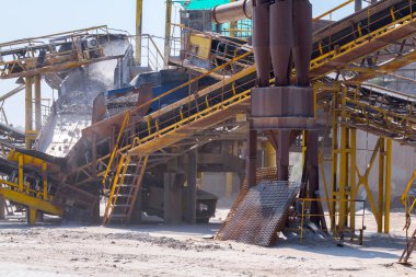 Ezici makineler, koni tipi kaya öğütücü, taş ocağında ezilmiş granit çakıl taşlarını taşıma. Ezilmiş taş ve çakıl işleme tesisi. Madencilik ve Madencilik ekipmanları.