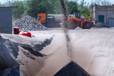 Ezici makineler, koni tipi kaya öğütücü, taş ocağında ezilmiş granit çakıl taşlarını taşıma. Ezilmiş taş ve çakıl işleme tesisi. Madencilik ve Madencilik ekipmanları.
