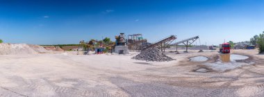 Ezici makineler, koni tipi kaya öğütücü, taş ocağında ezilmiş granit çakıl taşlarını taşıma. Ezilmiş taş ve çakıl işleme tesisi. Madencilik ve Madencilik ekipmanları.