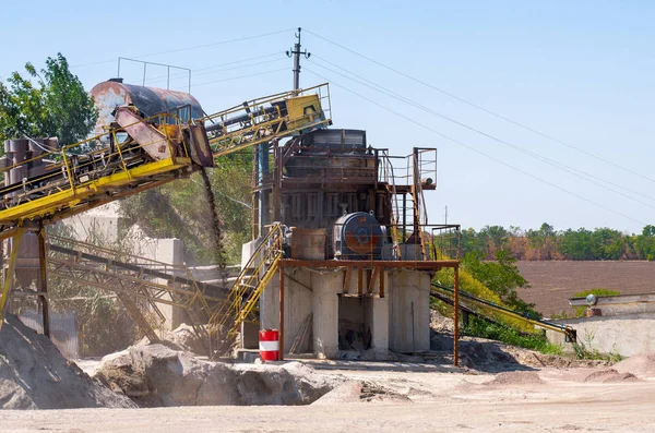 Ezici makineler, koni tipi kaya öğütücü, taş ocağında ezilmiş granit çakıl taşlarını taşıma. Ezilmiş taş ve çakıl işleme tesisi. Madencilik ve Madencilik ekipmanları.