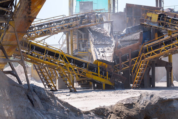 Дробильные машины, дробилки типа конуса, транспортировка щебня гранитного щебня в карьере открытых карьеров. Оборудование для обработки щебня и гравия. Горнодобывающая и карьерная техника.