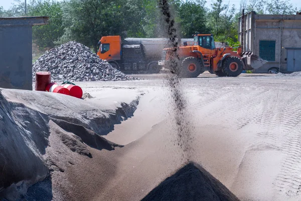 採石場の露天掘りの粉砕花崗岩の砂利の石を伝える粉砕機 コーン型の岩石粉砕機 砕石や砂利のための加工工場 鉱業及び採石業の鉱山機械 — ストック写真