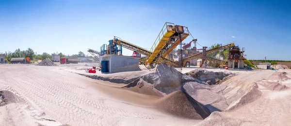 Verpletterende Machines Kegel Type Rots Breker Transporteren Verbrijzeld Graniet Grind — Stockfoto