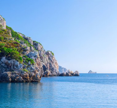 Güzel yaz panoramik deniz manzarası. Güneş ışığında berrak masmavi su ile defne deniz görünüme uçurumdan. Tekneler ve yatlar liman. Akdeniz, Avrupa'da bir yerde.