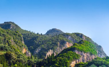 Güzel yaz panoramik manzara. Cypress tepeler ve yeşil dağ yamaçlarında. Corfu üzerinde bir yerde. Yunanistan. Akdeniz. Europe.