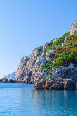 Güzel yaz panoramik deniz manzarası. Güneş ışığında berrak masmavi su ile defne deniz görünüme uçurumdan. Tekneler ve yatlar liman. Akdeniz, Avrupa'da bir yerde.
