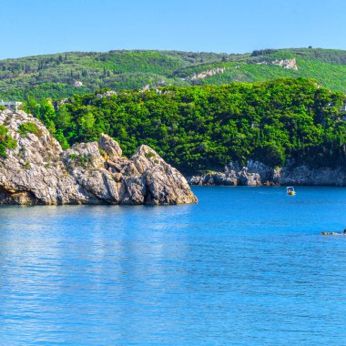 Güzel yaz panoramik deniz manzarası. Güneş ışığında berrak masmavi su ile defne deniz görünüme uçurumdan. Tekneler ve yatlar liman. Akdeniz, Avrupa'da bir yerde.