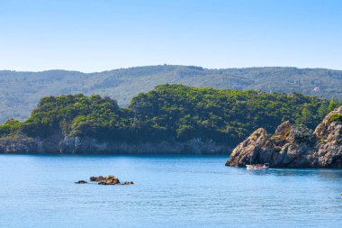 Güzel yaz panoramik deniz manzarası. Güneş ışığında berrak masmavi su ile defne deniz görünüme uçurumdan. Tekneler ve yatlar liman. Akdeniz, Avrupa'da bir yerde.