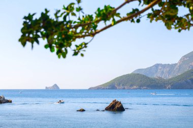 Güzel yaz panoramik deniz manzarası. Güneş ışığında berrak masmavi su ile defne deniz görünüme uçurumdan. Tekneler ve yatlar liman. Akdeniz, Avrupa'da bir yerde.