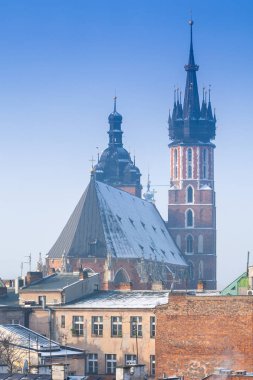 Noel zamanı, şehir orta kısmında karlı çatılarda havadan görünümü Krakow. St Mary's Basilica ana meydanında. Polonya. Europe.