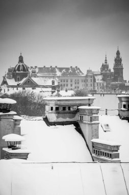 Noel zamanı, şehir orta kısmında karlı çatılarda havadan görünümü Krakow. Wawel Kalesi ve katedral. BW fotoğraf. Polonya. Europe.