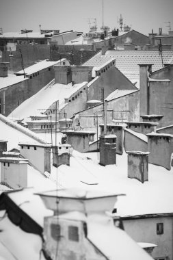 Noel zamanı, şehir orta kısmında karlı çatılarda havadan görünümü Krakow. BW fotoğraf. Polonya. Europe.