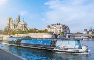 Notre Dame de Paris Katedrali, güneşli sonbahar öğleden sonra. Seine çıkabilir. Manzaralı yoldan tekne. Yürüyüş turist ve sıcak havalarda rahatla. Bulanık tanınmaz yüzler. Paris. Fransa.