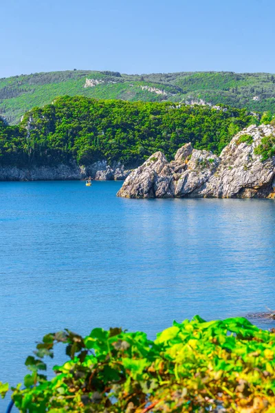 美しい夏のパノラマ風景 日光日光の下で透明な紺碧水湾の海に崖のビュー 船と港に停泊するヨット 地中海 ヨーロッパのどこか — ストック写真
