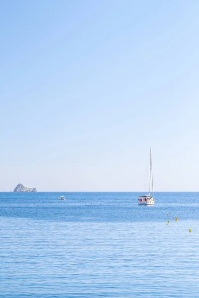 美丽的夏季全景海景 在阳光的日光下 可以看到悬崖进入海湾的水晶般清澈的蔚蓝水 港口里的船和游艇 地中海 在欧洲的某个地方 — 图库照片