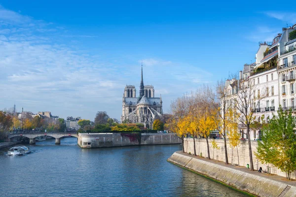 Katedrális Notre Dame Paris Napsütéses Őszi Délután Szajna Folyó Töltésén — Stock Fotó